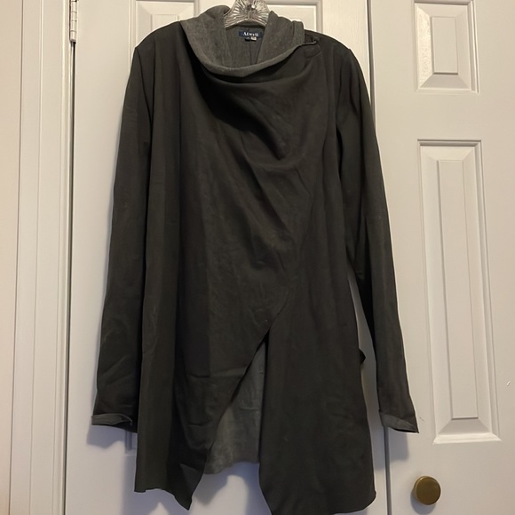 Atwell Drapey Fleece Wrap - Picture 4 of 5